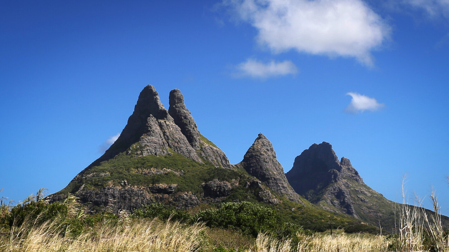 die Trois Mamelles mit dem Mount Rempart im Hintergrund