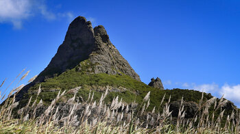 die beeindruckenden Gipfel der Trois Mamelles im Black River Distrikt