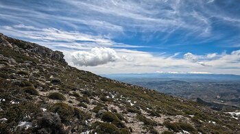 die schneebedeckten Gipfel der Sierra Nevada vom Pico Mágina