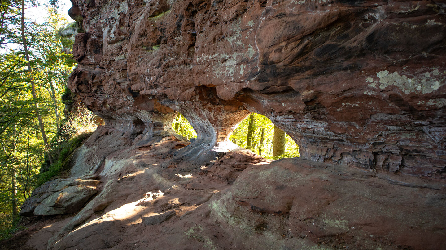 Fensteröffnungen im Fundament des Erbsenfelsens