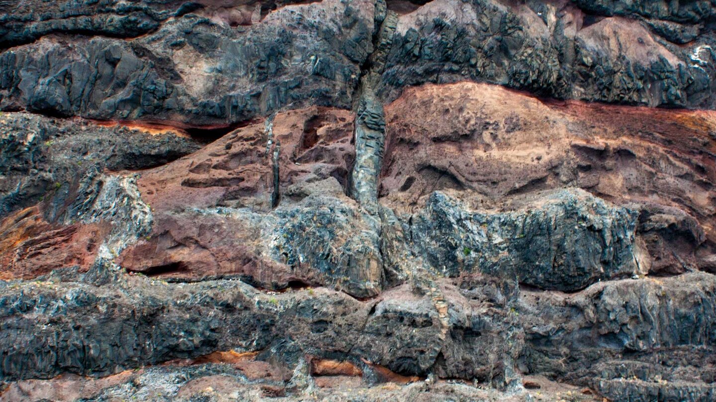 spektakuläre Gesteinsschichtungen an der zerklüfteten Steilküste von Los Gigantes auf Teneriffa Gesteinsschichtungen an der Steilküste von Los Gigantes auf Teneriffa