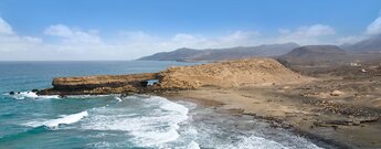 Felsformation mit Durchbruch an der Playa de la Pared auf Fuerteventura