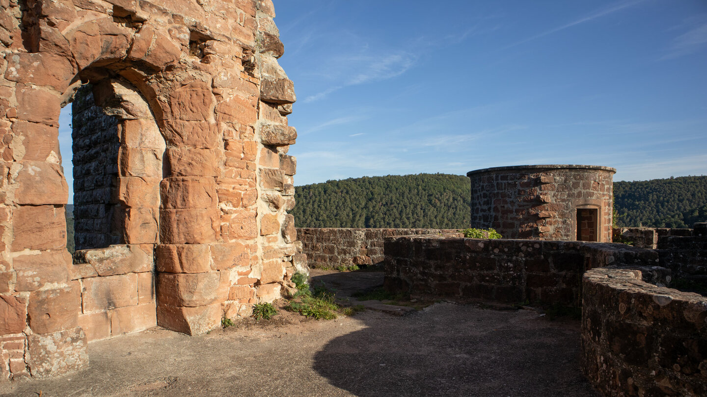 ehemalige Wohngebäude mit dem Treppentum der Burgruine Neudahn