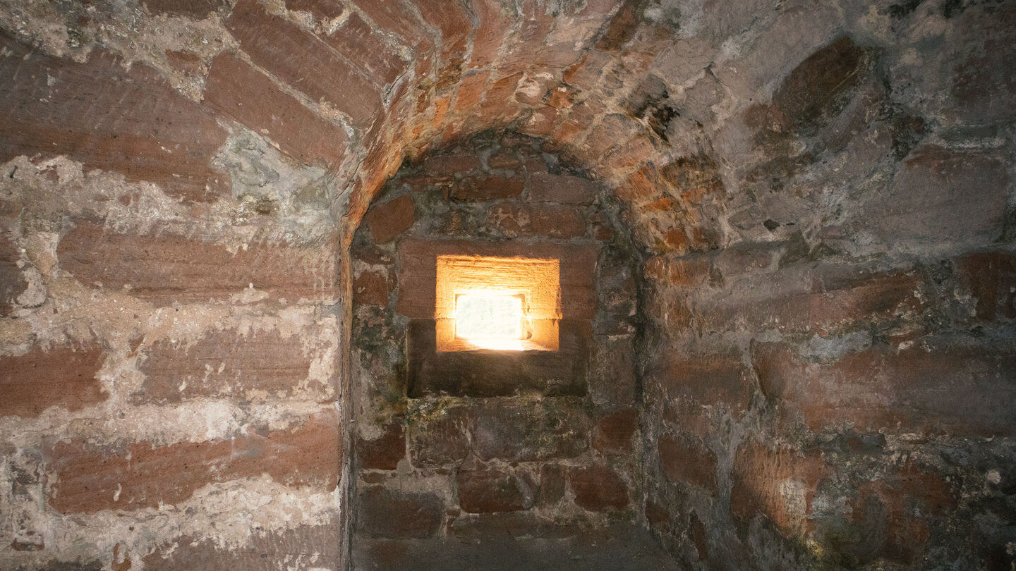 Fenster im Gewölbe der Ruine Neudahn