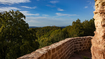 Blick von der Ruine der Wegelnburg zum Château du Hohenbourg