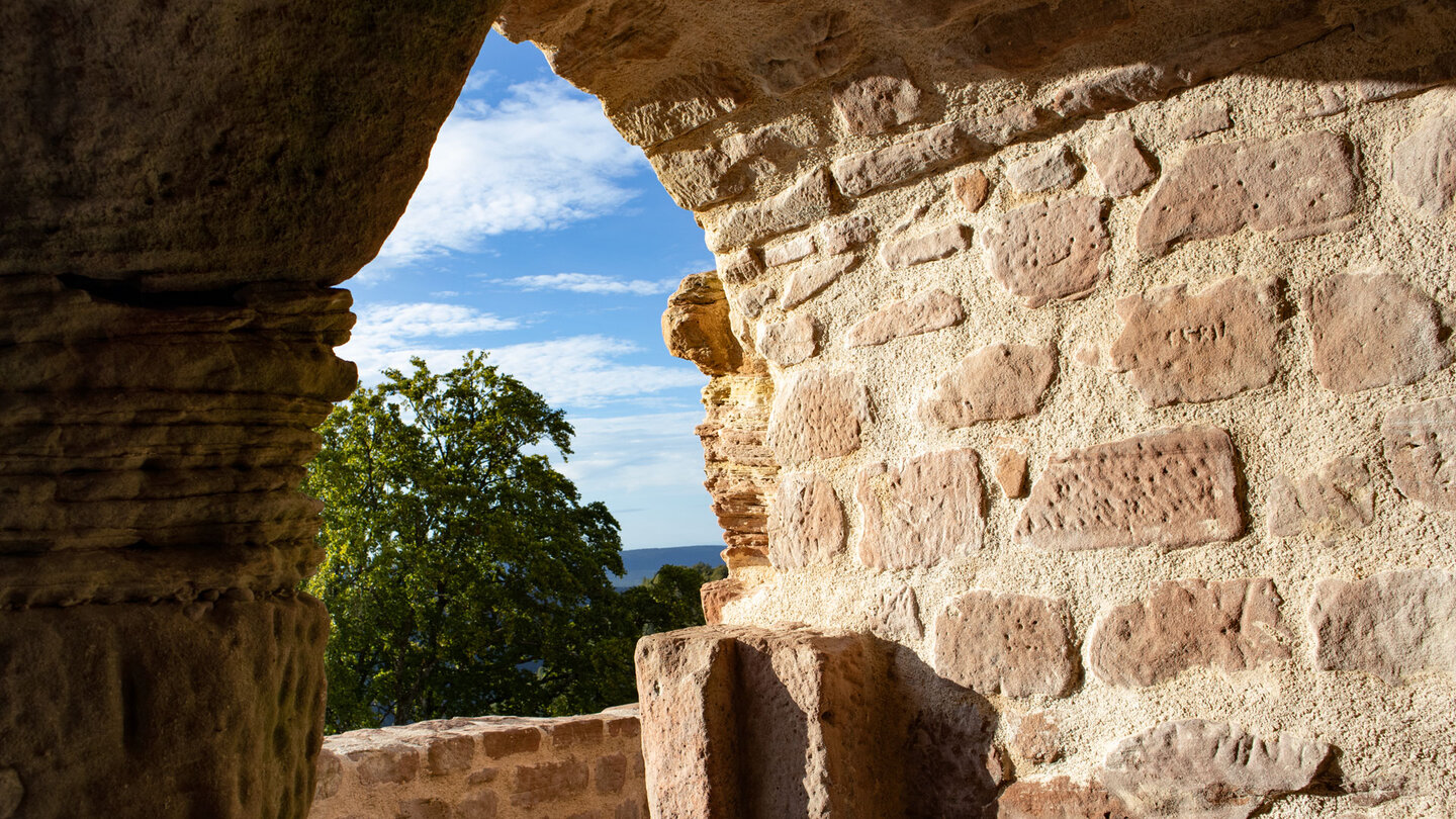 die beeindruckende Burgruine der Wegelnburg im Wasgau die beeindruckende Burgruine der Wegelnburg im Wasgau