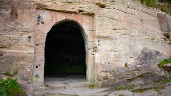 Felskammern im Burgfels der Wegelnburg