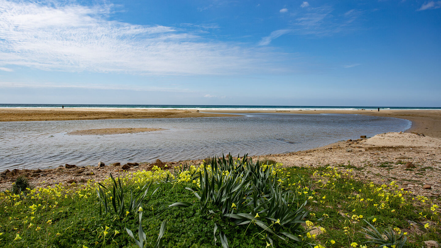 die Mündung des Río Cachón in den Atlantik bei Zahara de los Atunes Mündung des Río Cachón bei Zahara de los Atunes