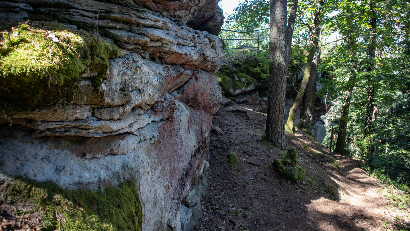 Wanderpfad zum Felsentor im Löffelsbergfels.