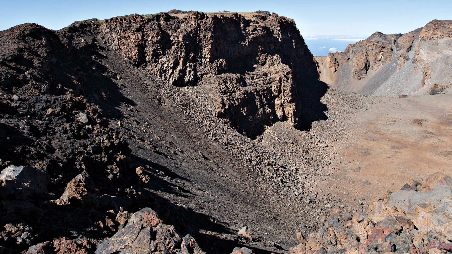 der Pico Viejo mit buntem Vulkangestein im Teide Nationalpark