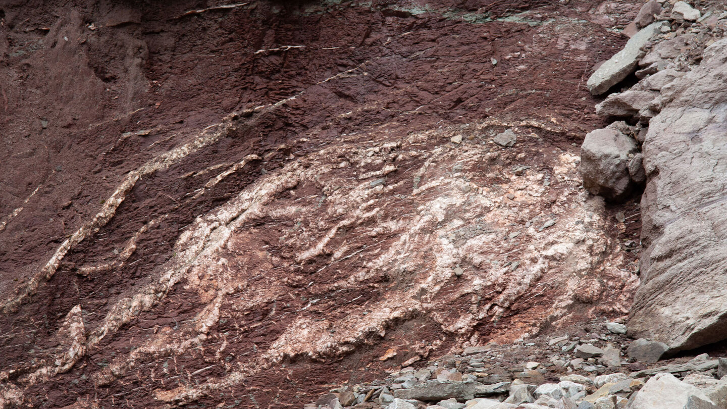 Gesteinsmaserungen der Bletterbachschlucht Gesteinsmaserungen der Bletterbachschlucht