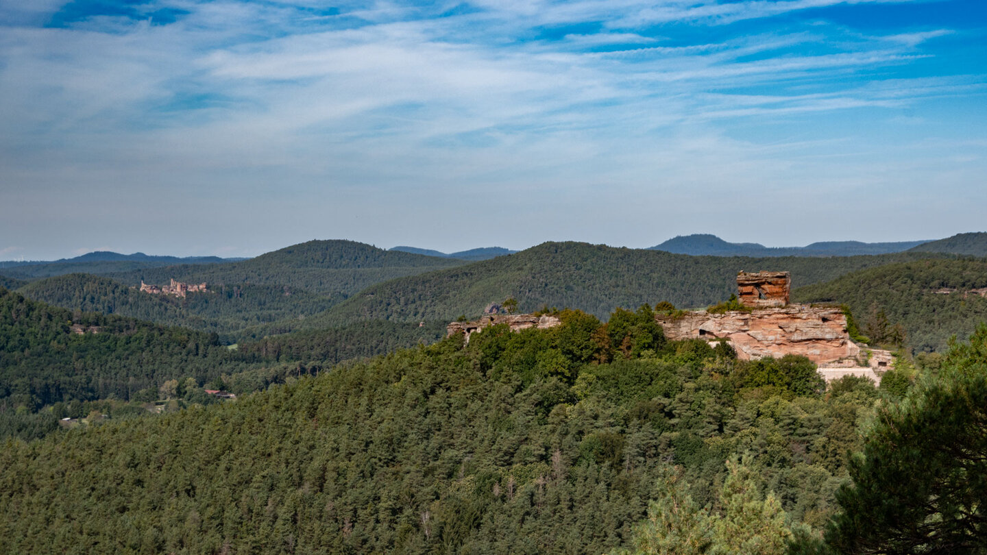 Blick auf die Ruine der Burg Drachenfels mit der Dahner Burgengruppe