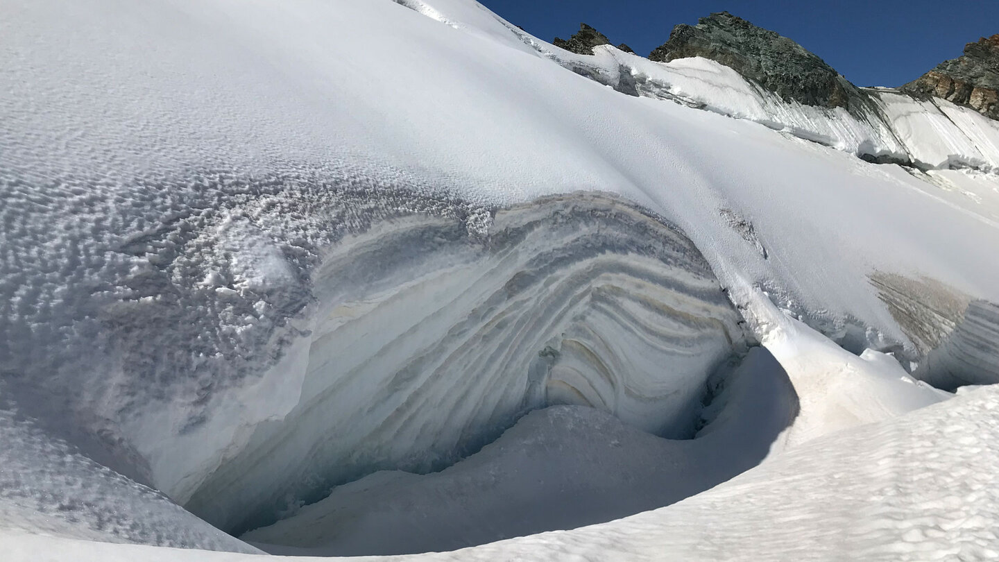 Schneeschichten am Feegletscher in den Walliser Alpen
