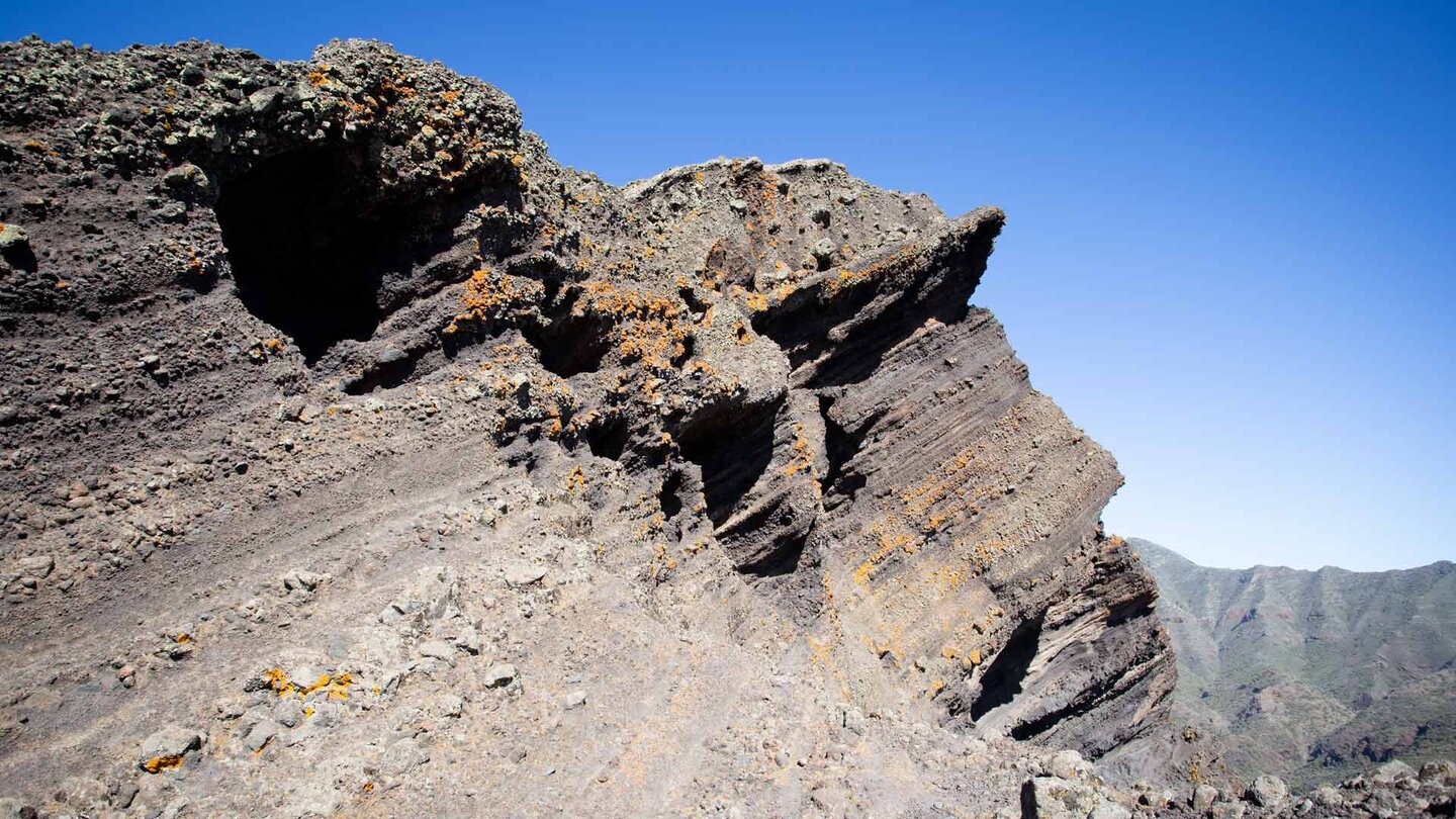 Felsformationen aus brauner Vulkanasche am Abache-Steig