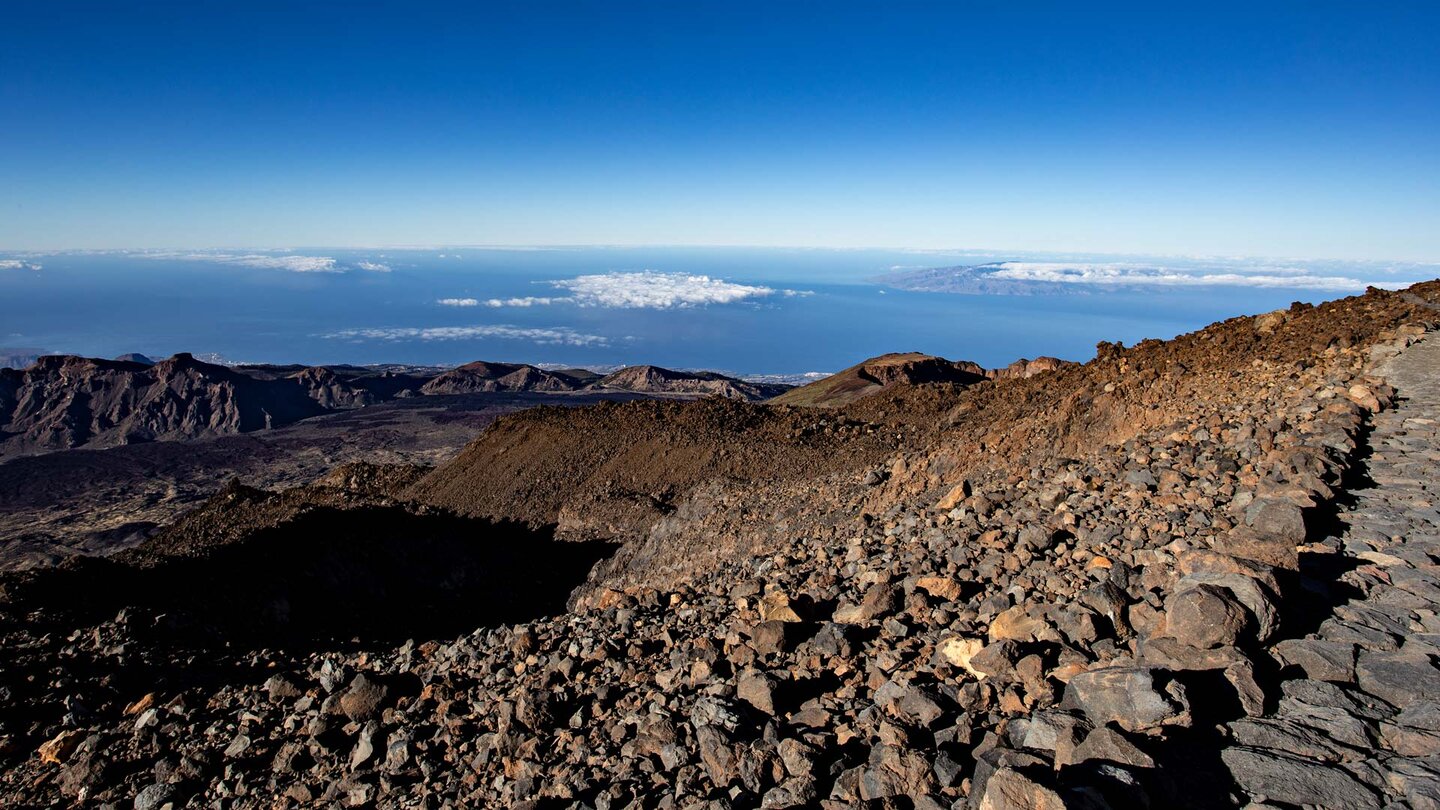 Ausblick auf die Nachbarinsel La Gomera vom Wanderweg 12 Mirador de Pico Viejo die Nachbarinsel La Gomera vom Wanderweg 12 Mirador de Pico Viejo