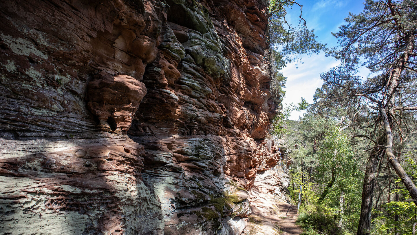 Wanderpfad schlängelt sich am Lanzenfahrter Felsen entlang