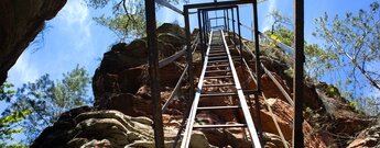 Blick durch die Leiter am Lanzenfahrter Felsen