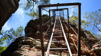Blick durch die Leiter am Lanzenfahrter Felsen