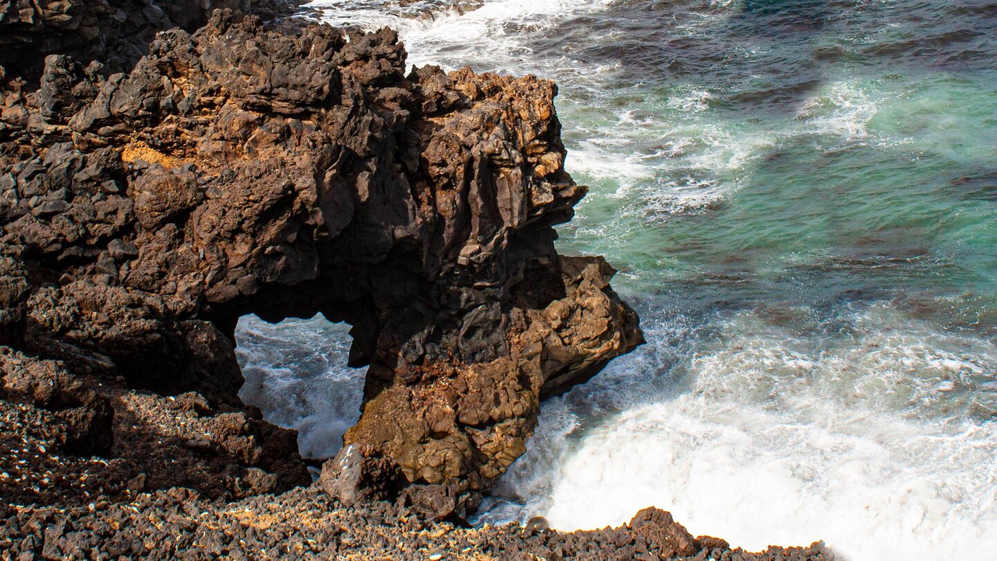 Basaltbogen an der Küste bei der Playa del Reisado