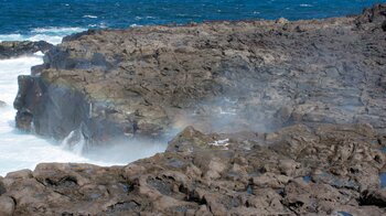 aufsteigende Gischt an den Klippen an der Playa del Reisado auf Lanzarote