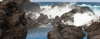 Wasserbassins vor der brandenden Küste auf dem Weg zur Playa del Reisado