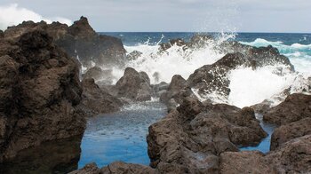 Wasserbassins vor der brandenden Küste auf dem Weg zur Playa del Reisado