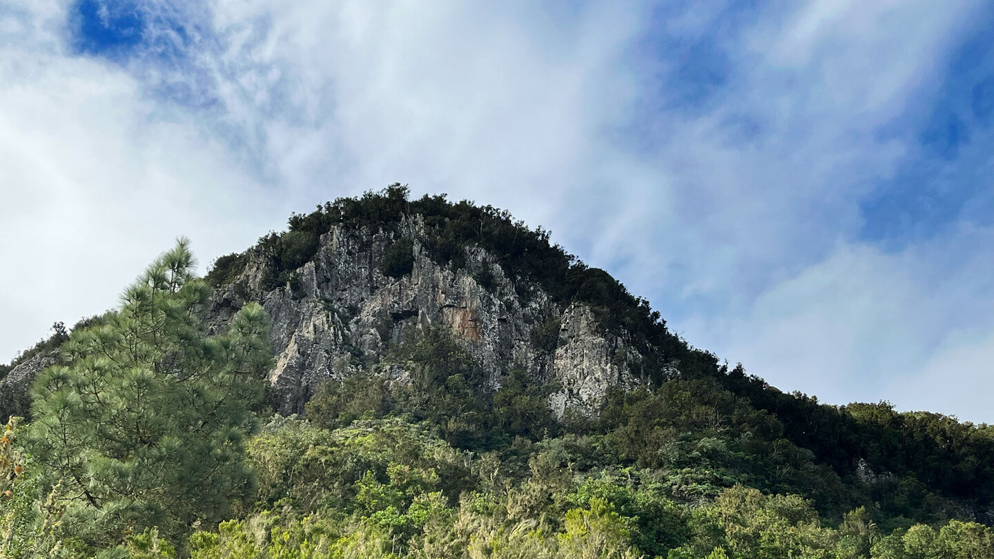 Felsformationen zwischen üppiger Vegetation am Monte del Agua