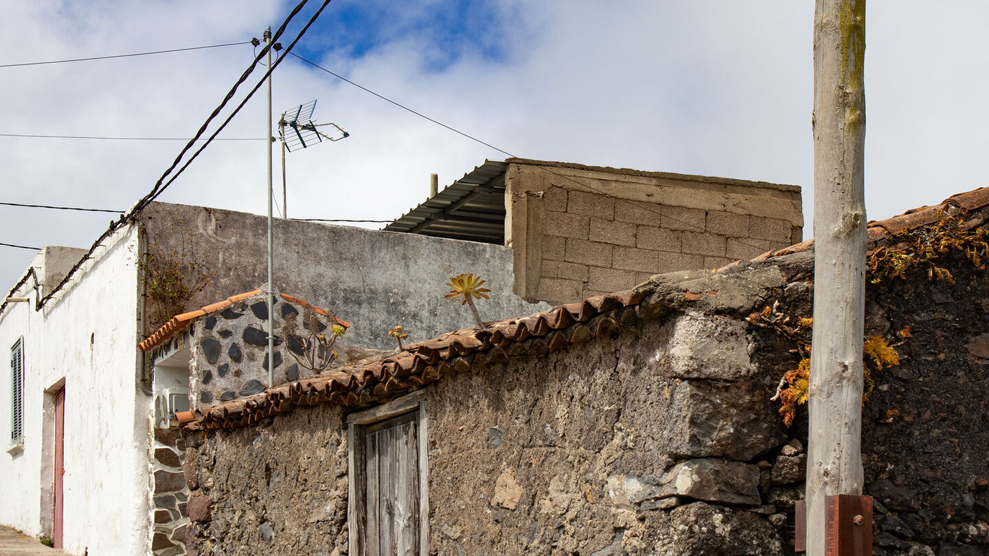 Gasse mit traditionellen Gebäuden im Örtchen Erjos Gasse mit traditionellen Gebäuden im Örtchen Erjos