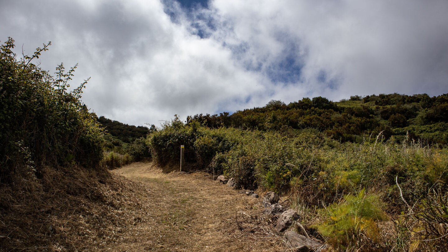 der Wanderweg PR-TF-51 oberhalb von Erjos