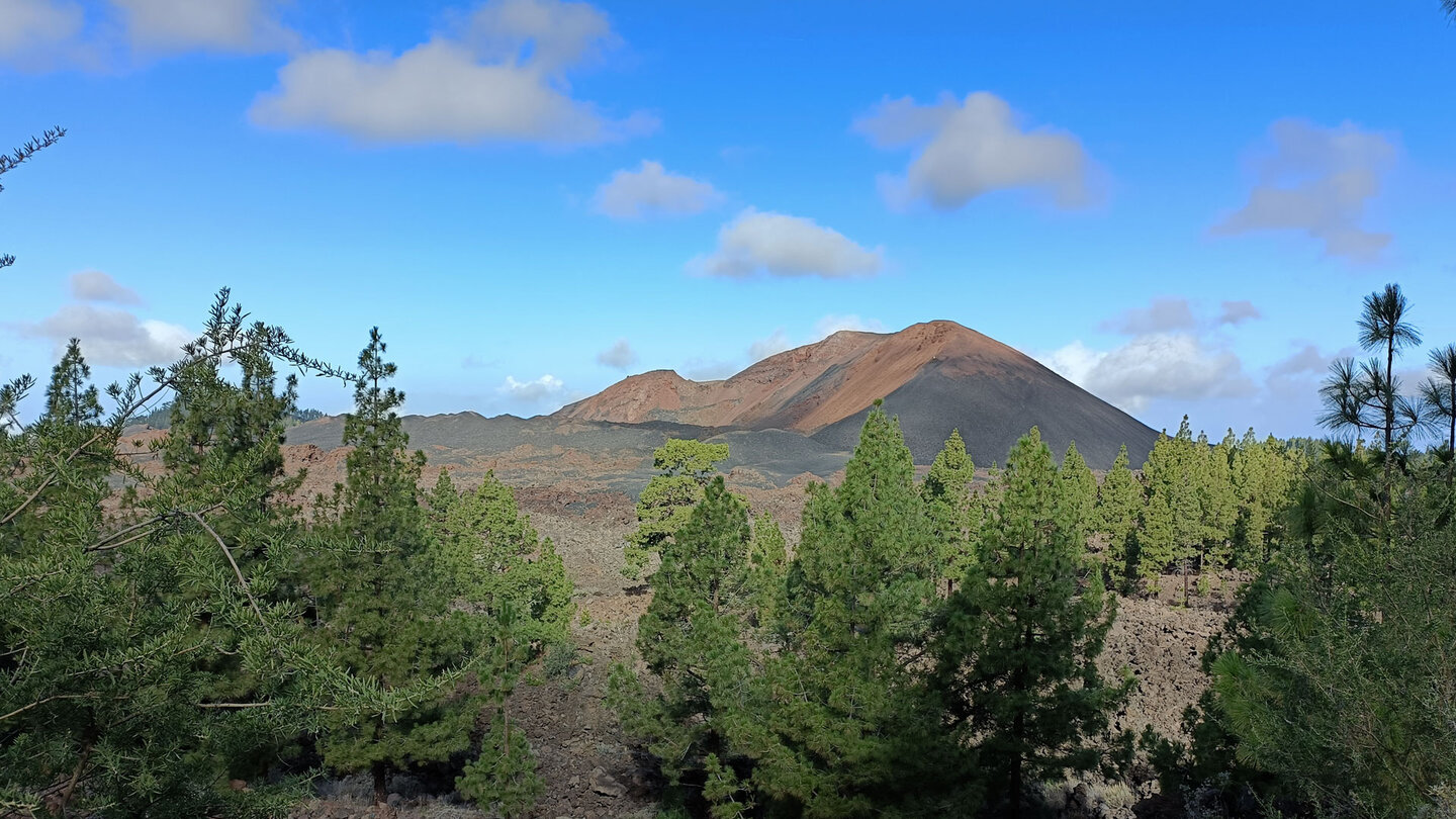 Blick auf den schwarz und rot gefärbten Vulkan Chinyero