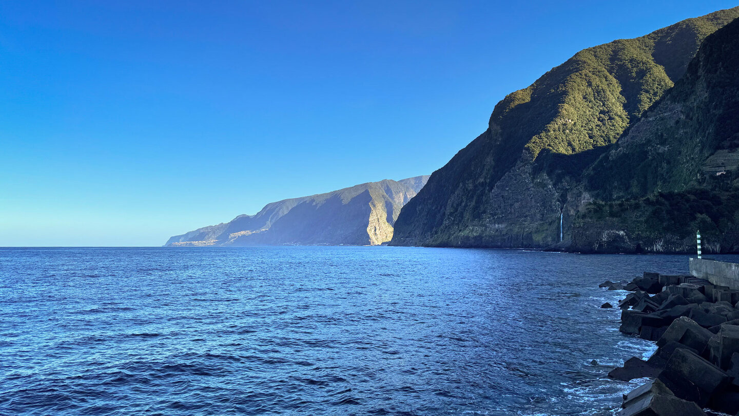 Ausblick vom Miradouro Véu da Noiva auf den Brautschleier-Wasserfall an der Küste Madeiras Ausblick vom Miradouro Véu da Noiva auf den Brautschleier-Wasserfall auf Madeira