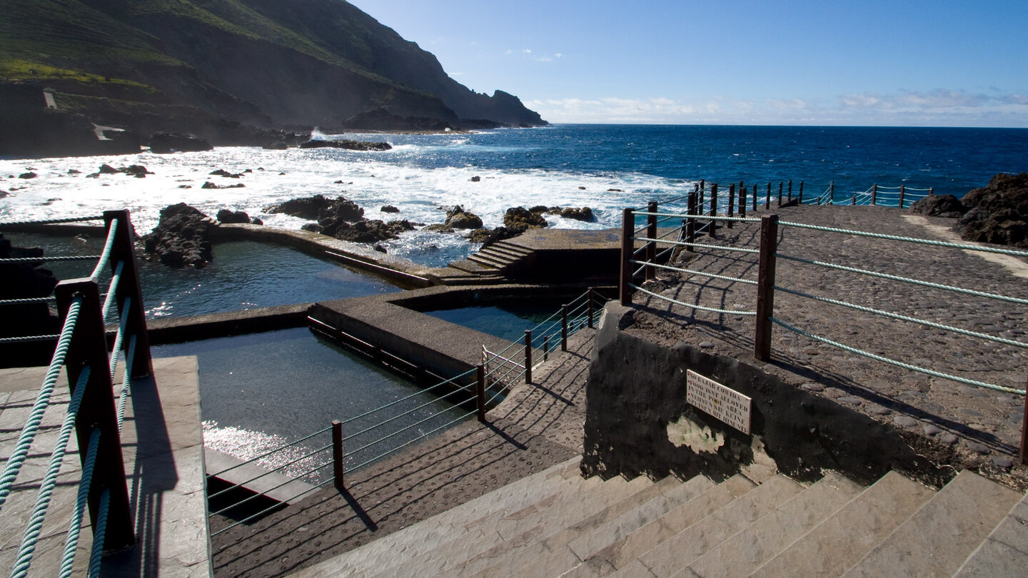 Steintreppen führen zu den Naturschwimmbecken La Fajana auf La Palma