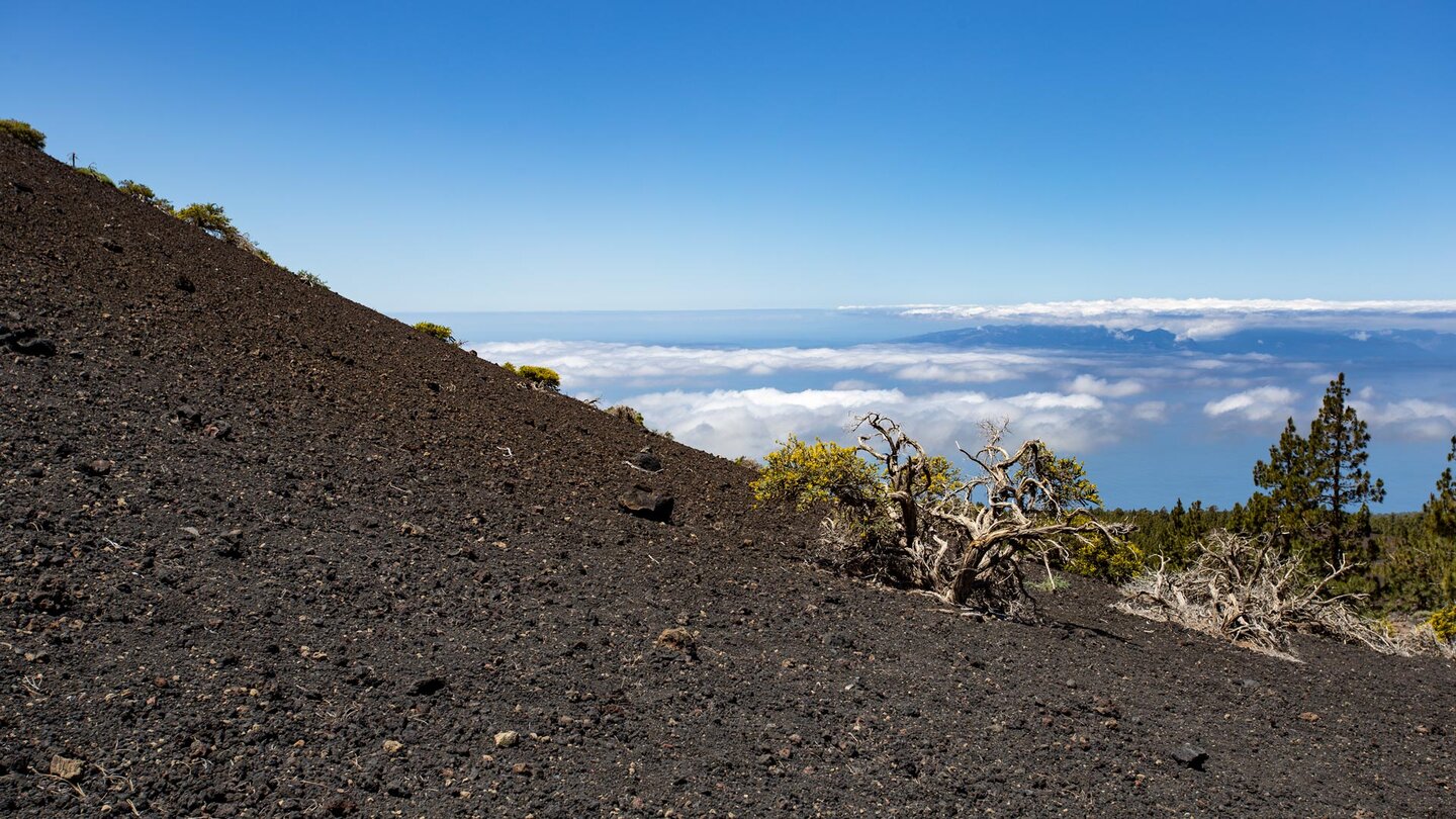 Blick über die Bergflanke auf La Gomera in Wolken