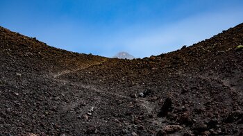 der Pico del Teide über dem Krater des Montaña Sámara