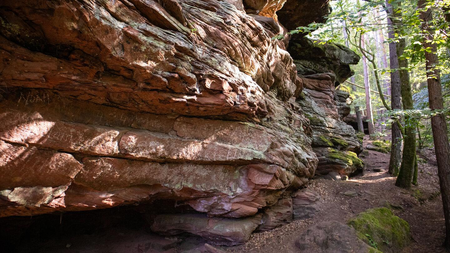 Wanderweg unterhalb des Schlangenfelsens