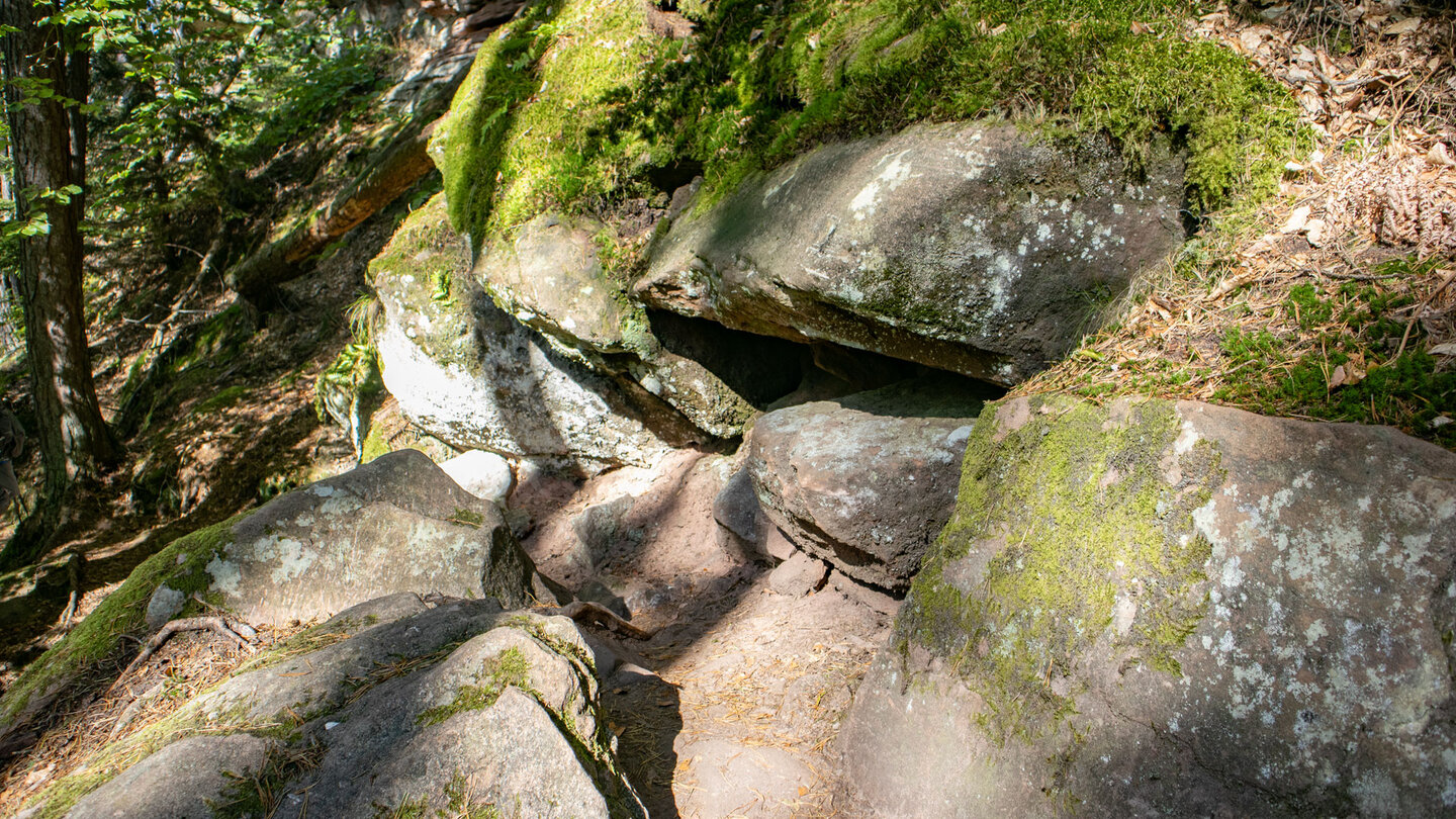 der Wanderpfad schlängelt sich durch Felsen