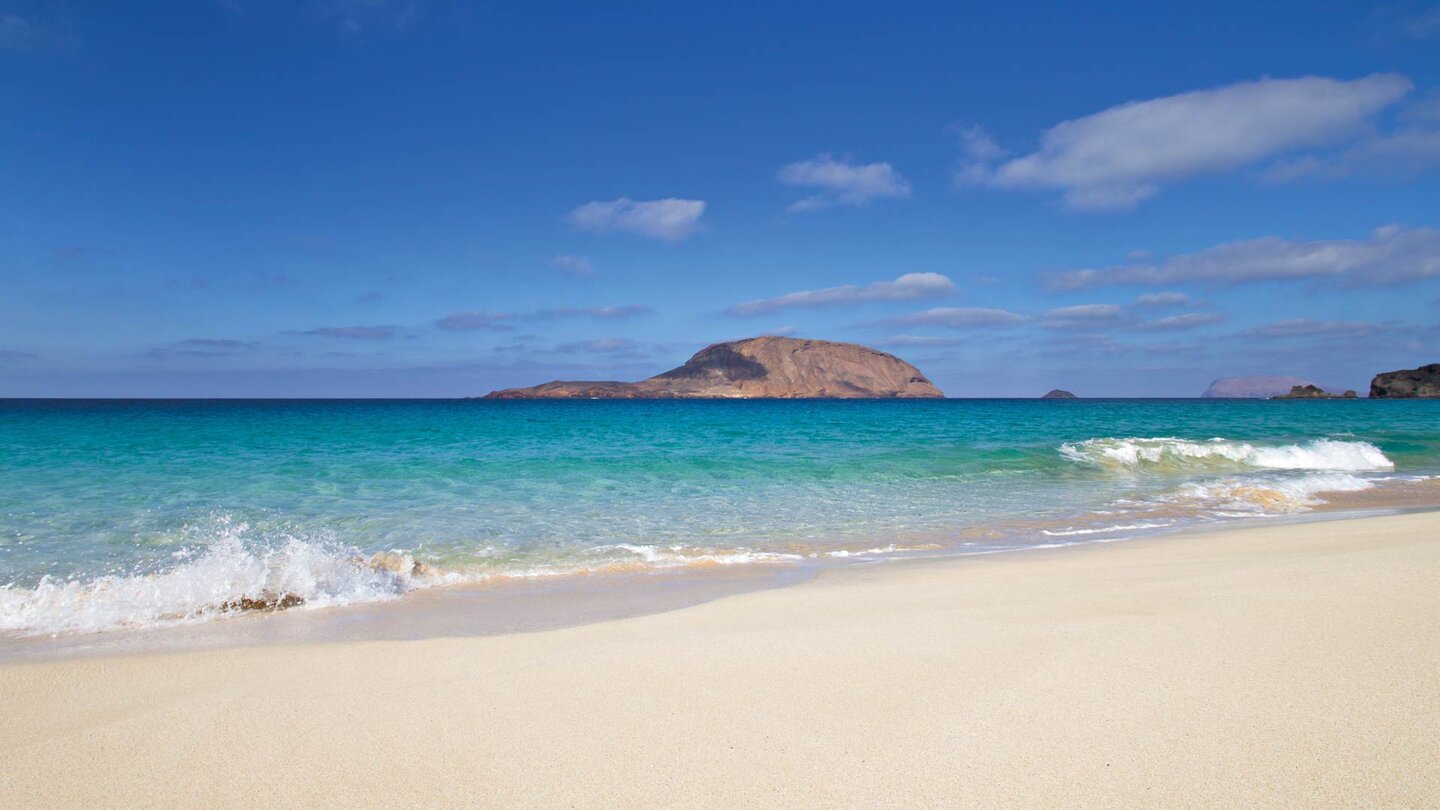 am Playa de las Conchas auf La Graciosa mit der Insel Montaña Clara im Hintergrund