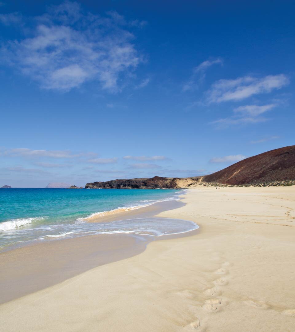 Traumstrand Playa de las Conchas am Fuße des Montaña Bermeja auf La Graciosa