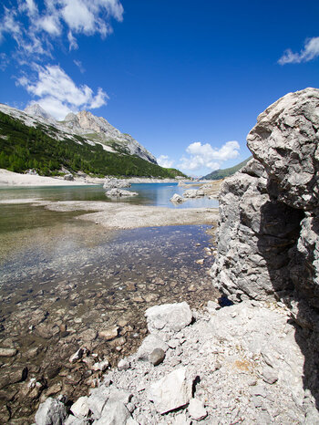 Blick über den Fedaia-Stausees bei der Marmolatagruppe