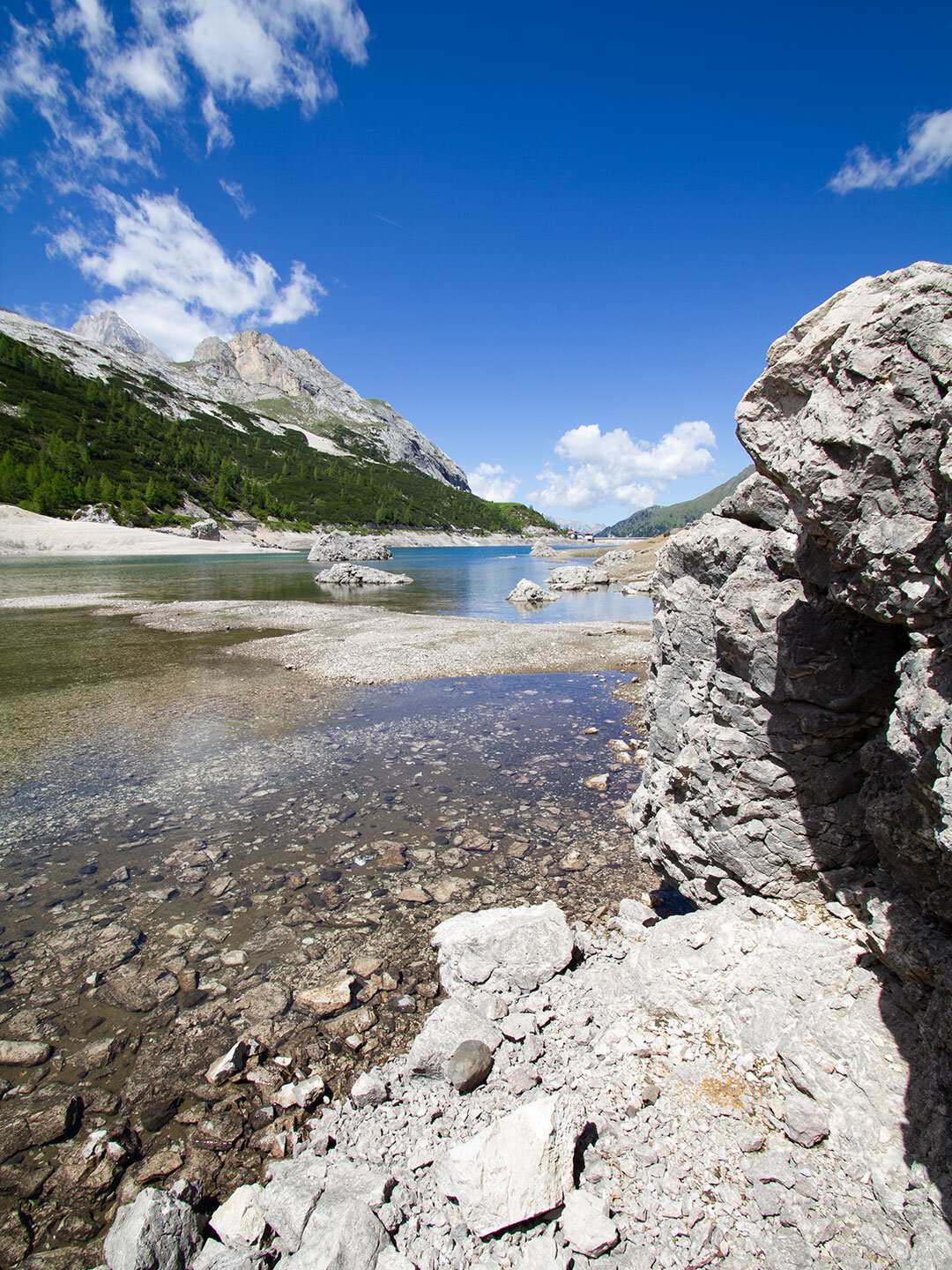 Blick über die Felsen am Rande des Fedaia-Stausees bei der Marmolatagruppe Blick über den Fedaia-Stausees bei der Marmolatagruppe
