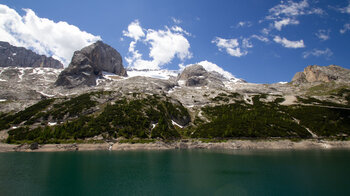 Bergpanorama der Marmolatagruppe am Fedaia-Stausee