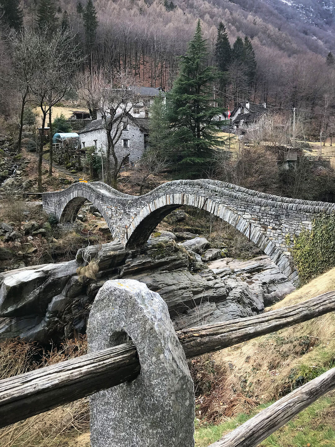 Blick die imposante Ponte dei Salti in Lavertezzo