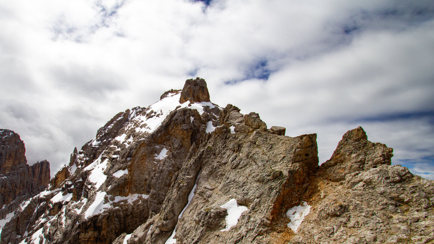 der Cima di Mezzo ist er einer der drei großen Gipfel der Cristallogruppe der Cima di Mezzo ist er einer der drei großen Gipfel der Cristallogruppe