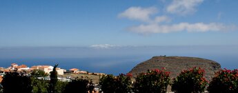 Blick über Alajeró auf La Gomera bis hin zur Kapelle Ermita de San Isidro und dem Atlantik im Hintergrund