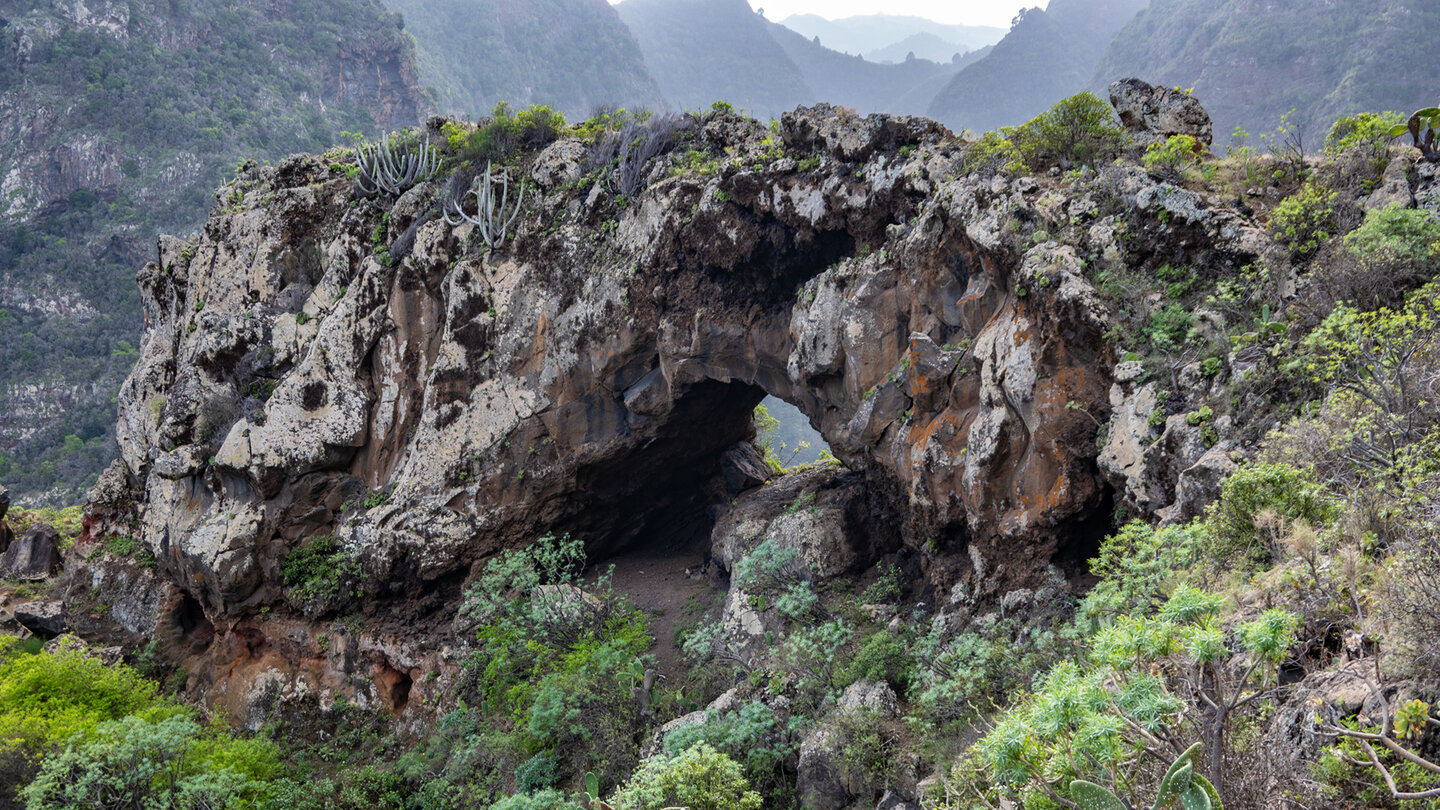 Basaltbogen über der Höhle Cueva del Canga Basaltbogen über der Cueva del Canga