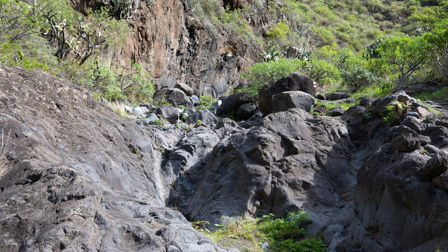 Wanderweg im Trockenbachbett des Barranco de los Hombres Wanderweg im Barranco de los Hombres