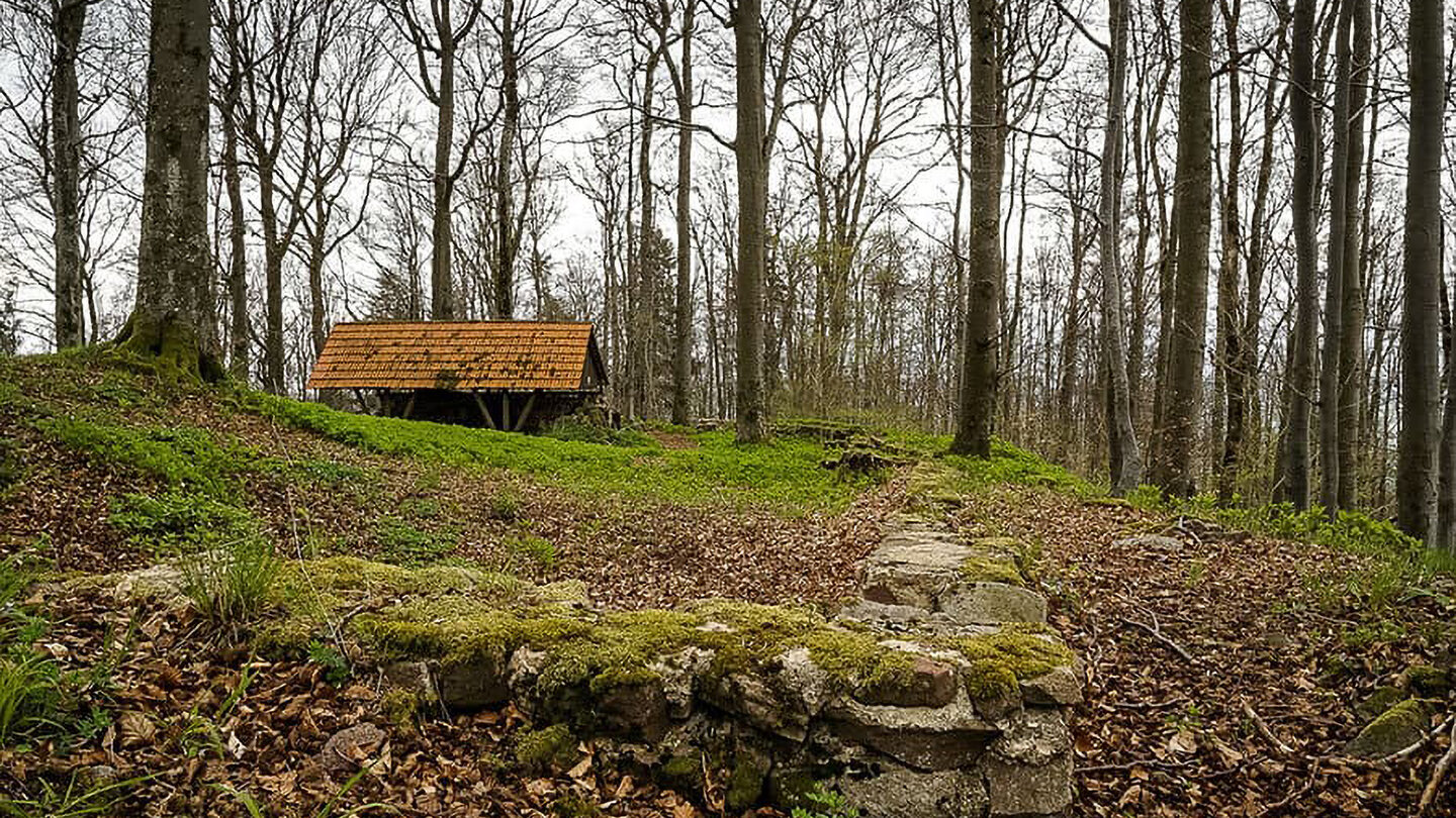 Mauerreste und Schutzhütte an der Ruine Eberstein