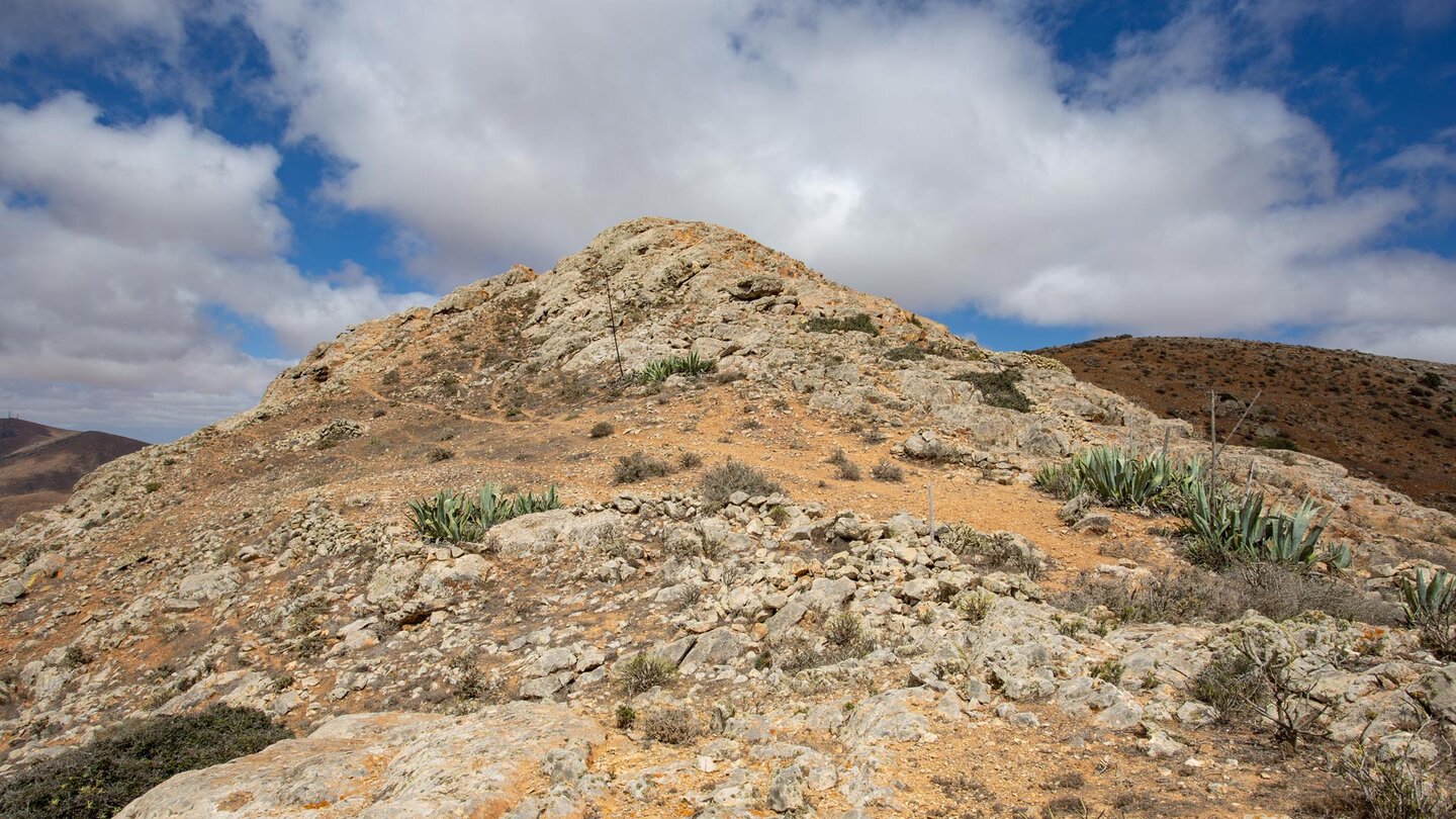 der Pfad führt um den Felsgipfel des Pico de la Lima herum