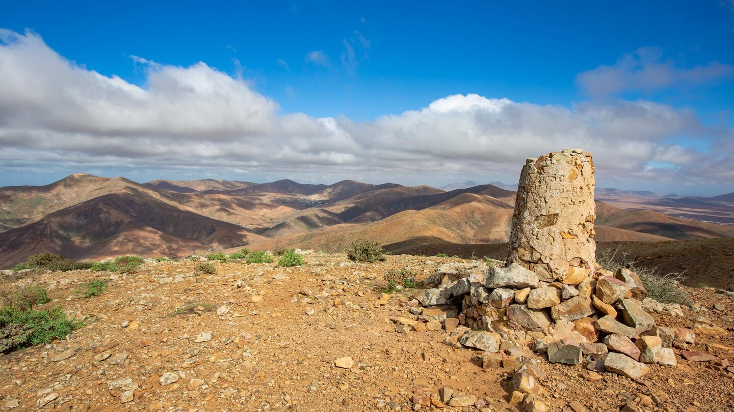 wunderbare Fernsicht von der Gipfelsäule am Gran Montaña