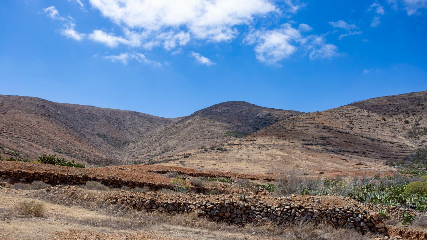 Blick auf die Bergkette hinter Vega de Rio Palmas